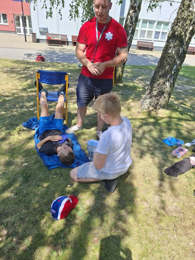 Čtvrťáci absolvovali preventivní program první pomoci se zdravotníky z Opavy