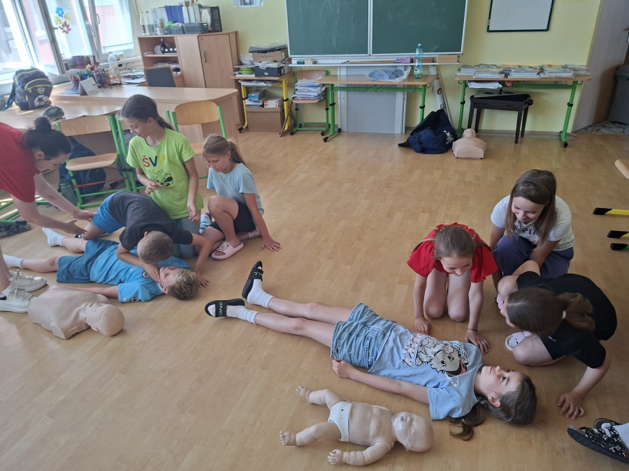 Čtvrťáci absolvovali preventivní program první pomoci se zdravotníky z Opavy